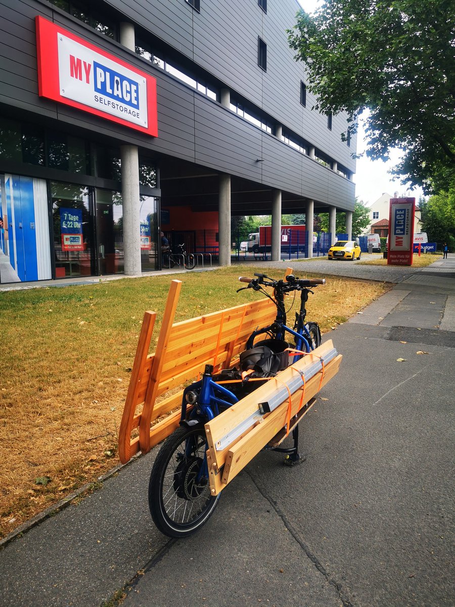 Ein 2 x 1.80 m Bett kriegt man nur mit einem Auto bewegt, oder?

Falsch, ein Fahrrad reicht 😀

War jetzt nicht sonderlich schwer, dafür sperrig und ich hoffe, es reicht für die #carryshitolympics