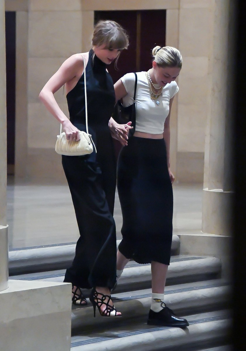 nickputation's tweet photo. Do you see the difference? I love how gigi walked several steps behind Taylor while still protected her.

gigi doesn't put Taylor in the basement. She's not afraid of her shine. She lets her bejeweled. https://t.co/CCVbYOiAdP
