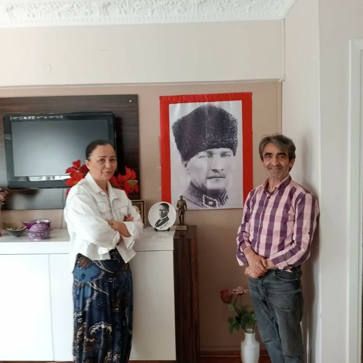 Bugün degerli üyemiz Recep Avcı ve Birsen Saka derneğimizi ziyaret eettile.Birsen Saka'da derneğimize üye oldu.Böyle güzel yürekli  değerli üyeler arttıkça dahada güçleniyoruz. 
  Herşey güzel vatanımız ve güzel insanları için.