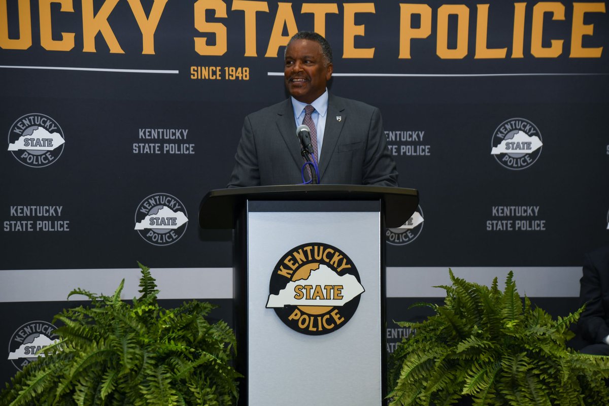 kystatepolice's tweet image. KSP, @GovAndyBeshear, Retired Lt. Colonel Robert Milligan, and Retired Colonel Linda Mayberry celebrated the agency's 75 years of service. KSP has 1,890 employees, which includes civilian and sworn personnel, and provides an array of law enforcement services to our 120 counties.
