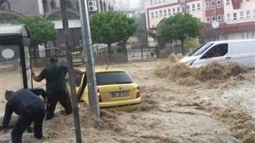 Buna afet filan denilmez. Bu bir zulümdür.
Her yağmur yağışında ve neredeyse haftanın birkaç günü Ankara bu zulmü yaşamak zorunda mı?
Ne yaparsın sen Mansur Yavaş?