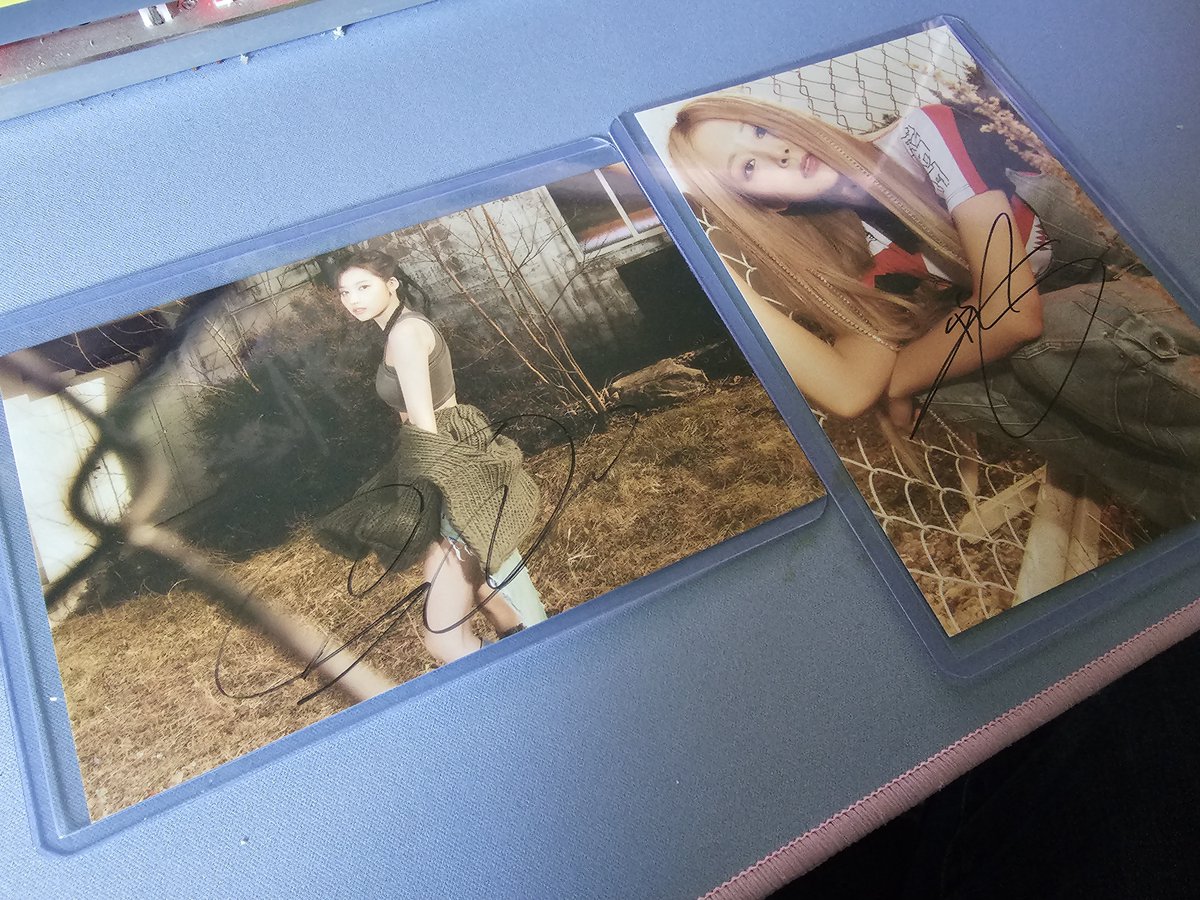 tphamBU's tweet image. Giveaway time!  Winner gets the choice of:

1 Ready to Be Sana signed postcard
OR
1 Ready to Be Tzuyu signed postcard 

FOLLOW, LIKE AND RT to enter!  Worldwide GA giveaway ends June 27th, 6p Eastern.