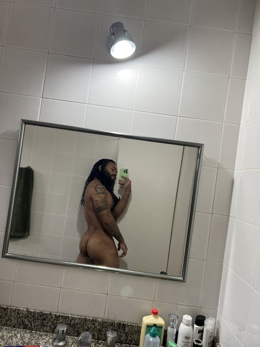 Deixando a bunda proporcional a meu pau https://t.co/EyaB1f0IZA