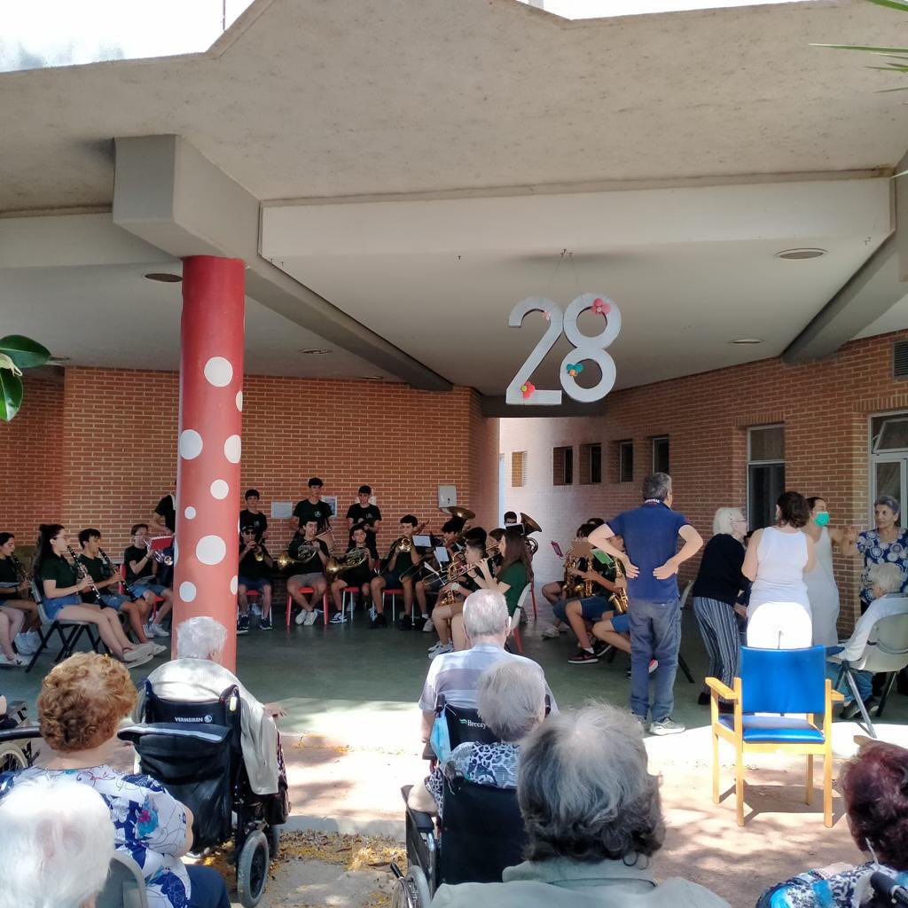 Gesmed's tweet image. 🙌 Gràcies al 🎶 @CAMMoncada pel súper concert de pasdobles que ens van oferir aquest passat dissabte al nostre centre de #Moncada 🎵 Vam gaudir i ballar molt amb ells i elles 🥰

#GesmedMoncada @AytoMoncada @GVAinclusio