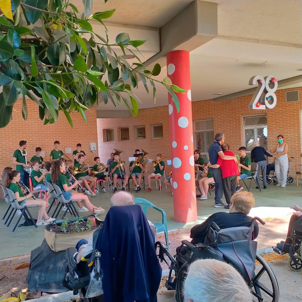 Gesmed's tweet image. 🙌 Gràcies al 🎶 @CAMMoncada pel súper concert de pasdobles que ens van oferir aquest passat dissabte al nostre centre de #Moncada 🎵 Vam gaudir i ballar molt amb ells i elles 🥰

#GesmedMoncada @AytoMoncada @GVAinclusio