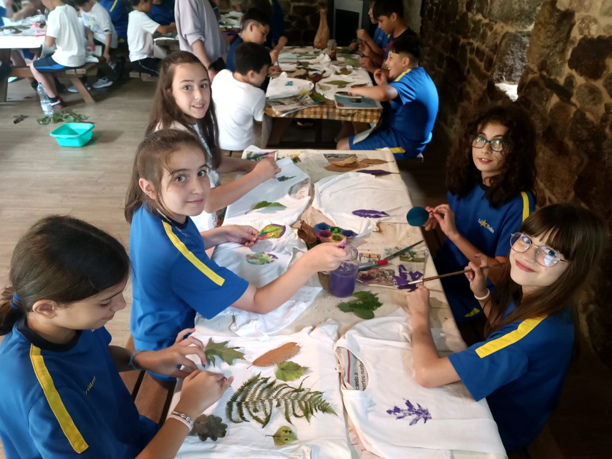 LaSalleFerrol's tweet photo. ¡Primer día en Alvarella superado! La lluvia no ha podido con los chicos y chicas de 5° y 6° y se lo han pasado en grande con un juego de pistas para descubrir la Real Ciudad de Pontedeume, estampando camisetas, bañándose en la piscina...

#Excursión #Alvarella #FinDeCurso https://t.co/iH1gQ9O2ZE