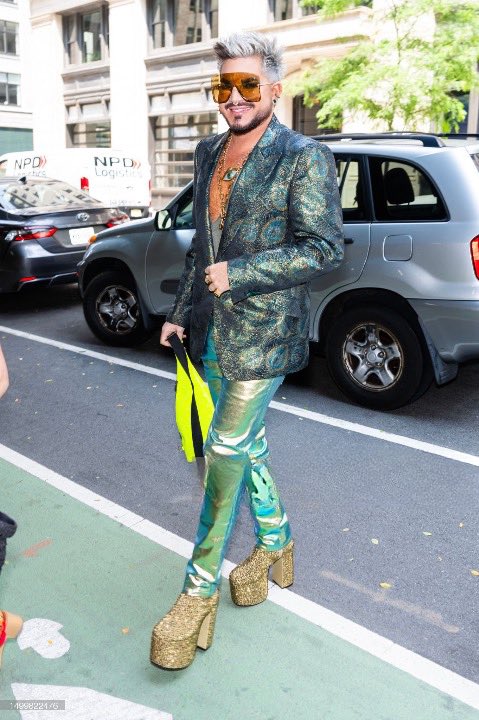 His outfits keep getting better&better💚
#IWantAllOfHisPants
#adamlambert