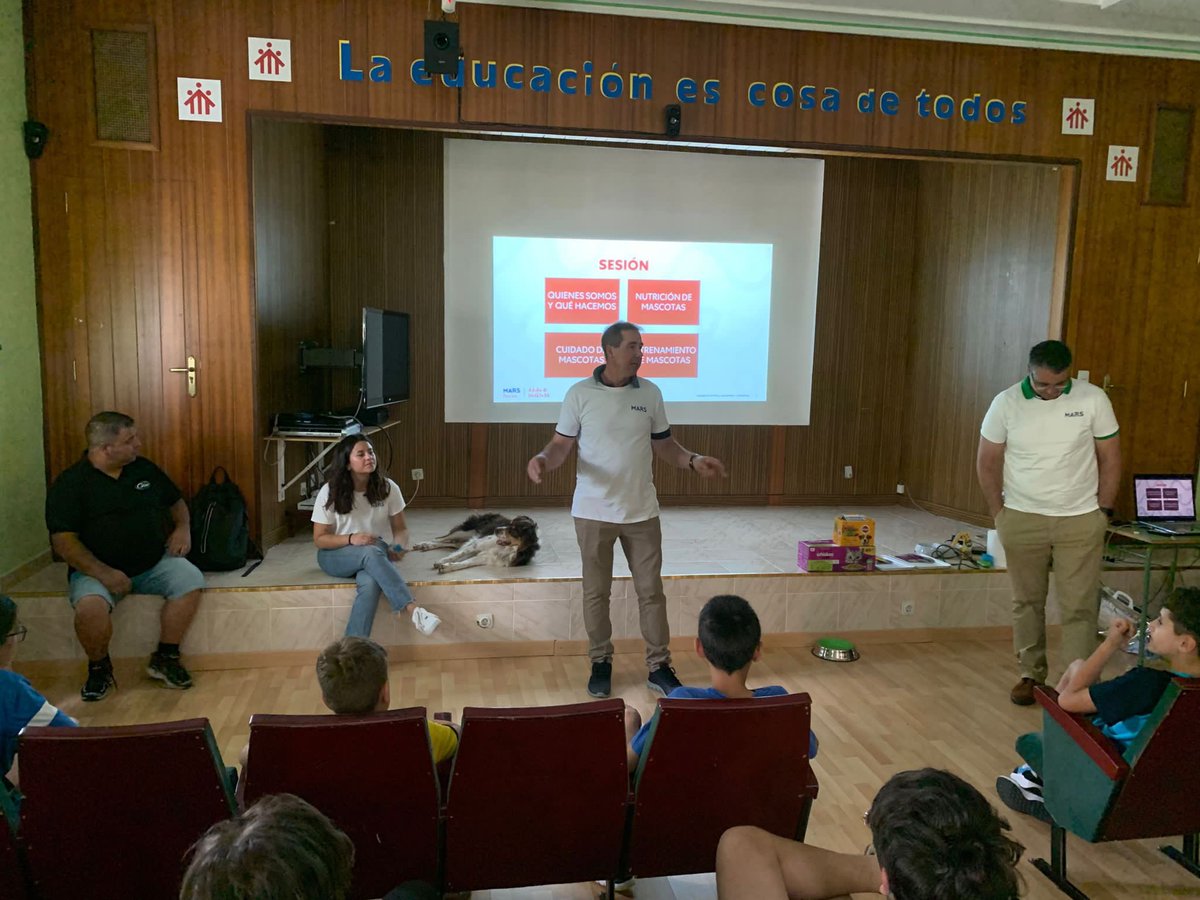 Salesarevalo's tweet photo. Esta mañana tuvimos una charla impartida por la fábrica MARS sobre el cuidado y alimentación de las mascotas. Los alumnos de Primaria disfrutaron de la mascota que nos trajeron. #AbrimosCaminos #salesianosarevalo https://t.co/TKp7xTLrSS