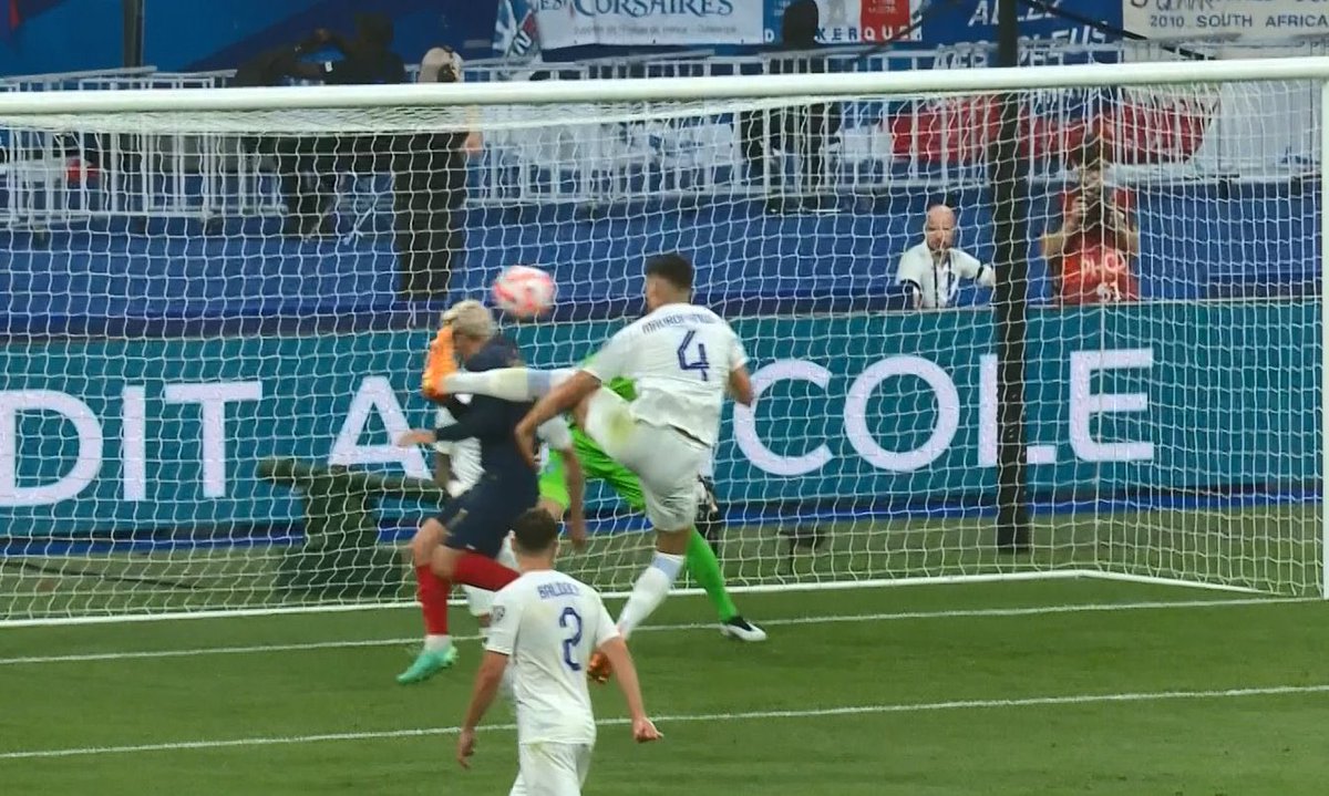 valouzz_'s tweet image. C’est pas rouge ça ? 😶‍🌫️