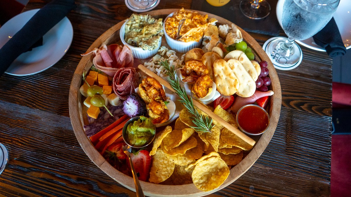 PHXRisingFC's tweet image. We are highlighting different local businesses throughout the Valley, #ValleyViews! 

Chic Chef 77 Bistro and Wine Bar is Arizona’s first black-owned wine bar located in Tempe. 

This bar is owned and operated by Nik Fields a Celebrity Chef! 

#RisingAsOne