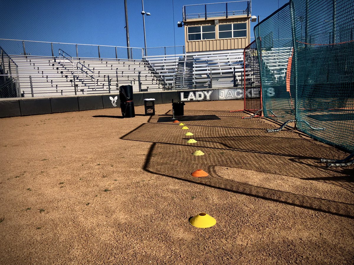 DHSLJSoftball's tweet photo. We worked on recognition of the RH Screw Ball/LH Curve Ball with Front Toss and RH Curve/LH Screw Ball off Tee today during skills. #VisionIsKey Recognize what you’re hunting! #SoftVision https://t.co/B1ak9Ngr3q