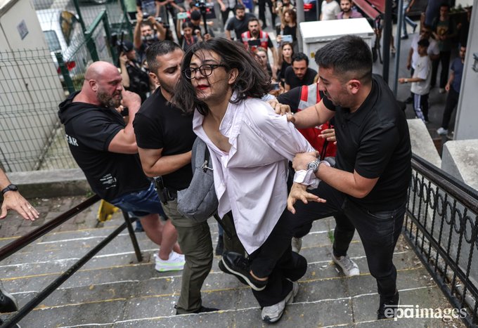 IgualdadLGBT's tweet photo. Asi termino ayer el orgullo LGBT de Estambul en Turquía https://t.co/79CuQ6iPcO