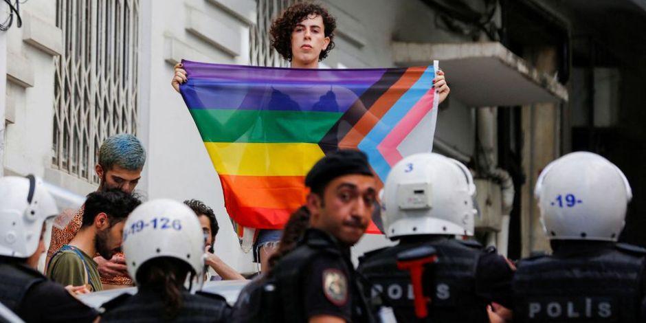 IgualdadLGBT's tweet photo. Asi termino ayer el orgullo LGBT de Estambul en Turquía https://t.co/79CuQ6iPcO