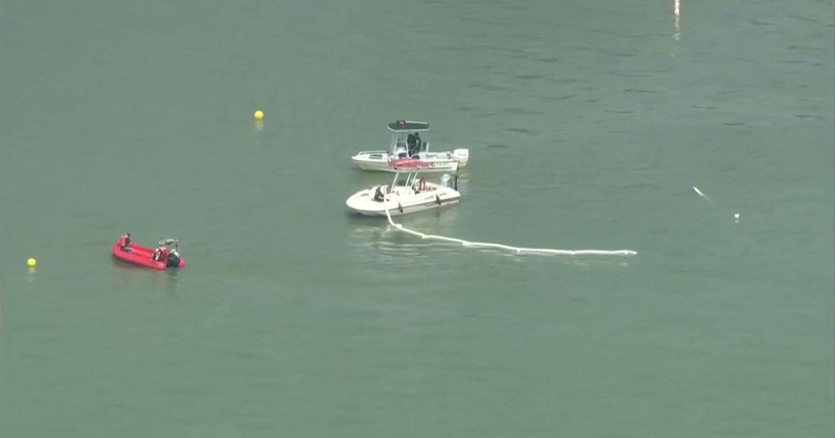 RT @cbschicago: Helicopter crash-lands in water in Cedar Lake, Indiana https://t.co/RpQxp1njUC https://t.co/mP81sbBQdi