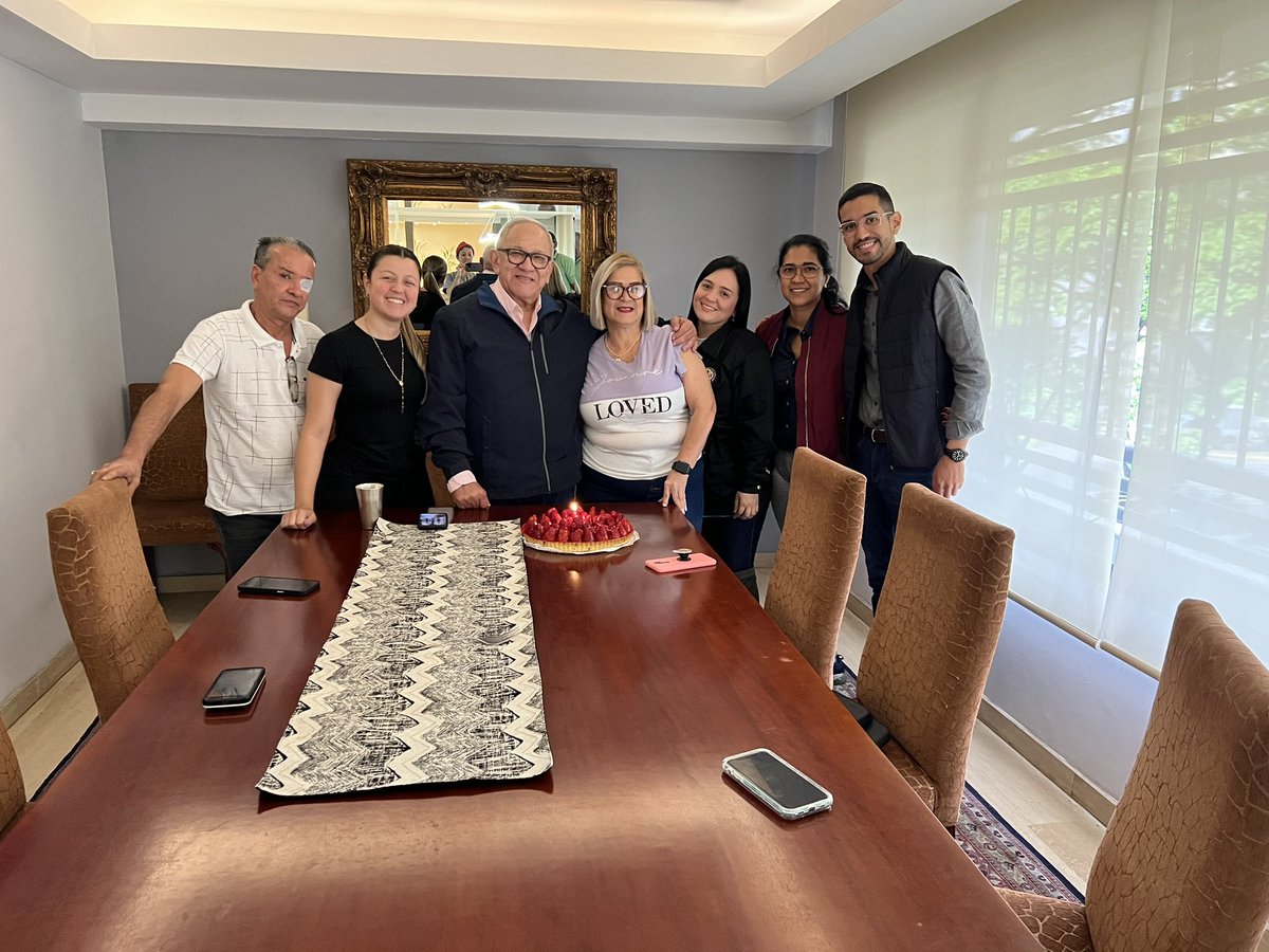 adbernabe's tweet photo. En mi casa, en Caracas, La Florida, junto a compañeros miembros del CEN le cantamos cumpleaños a una buena ADeca y amiga guariqueña @sorangeltaly. Le pedimos a Dios y a la virgen que le regale muchos más años de vida para seguir trabajando por una Venezuela de oportunidades. https://t.co/kkGxsxXSP2