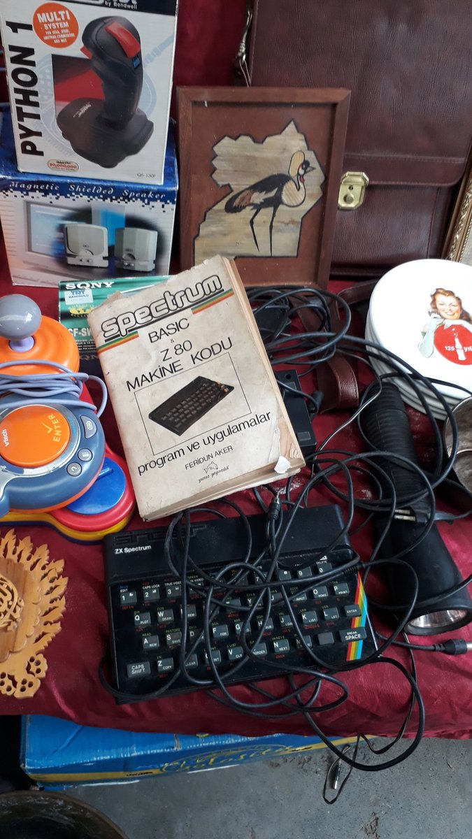 Arşivi karıştırırken bunu buldum. Ankara ayrancı antikacılar çarşısında çekmişim 2017 haziran.
Z80 makine kodu kitabı ve zx spectrum.