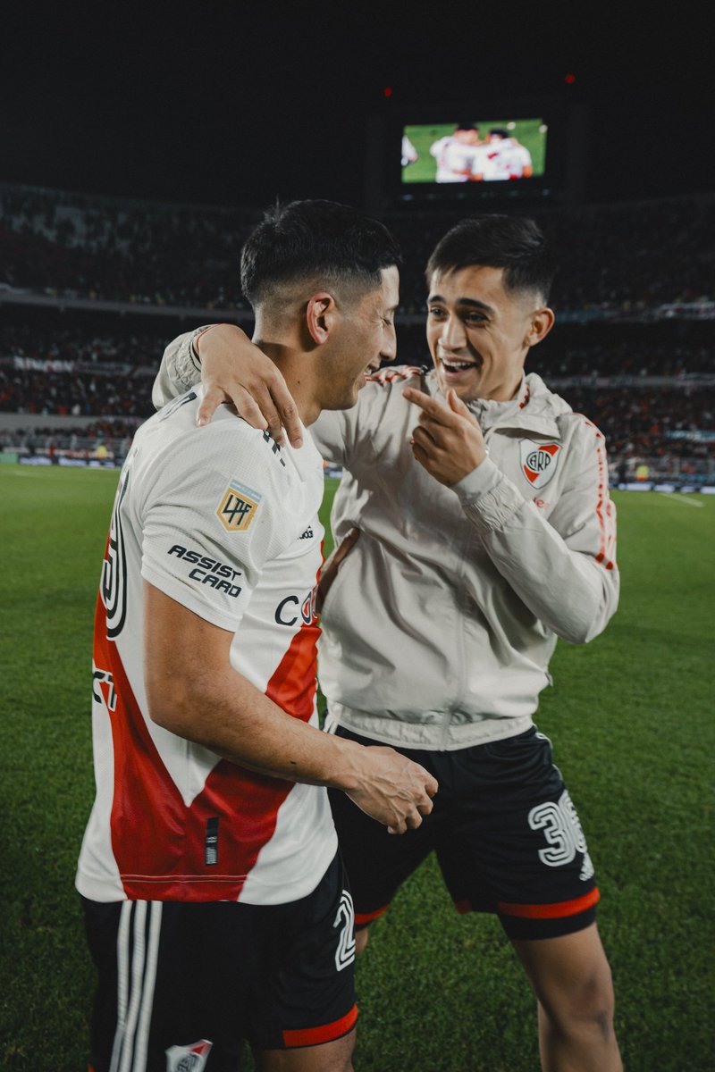 RiverPlate's tweet photo. ⚽ 𝙐𝙣𝙤 𝙙𝙚 𝙣𝙤𝙨𝙤𝙩𝙧𝙤𝙨 𝙩𝙚 𝙩𝙞𝙚𝙣𝙚 𝙦𝙪𝙚 𝙘𝙤𝙣𝙦𝙪𝙞𝙨𝙩𝙖𝙧. 🎶 https://t.co/W145RZGAVw