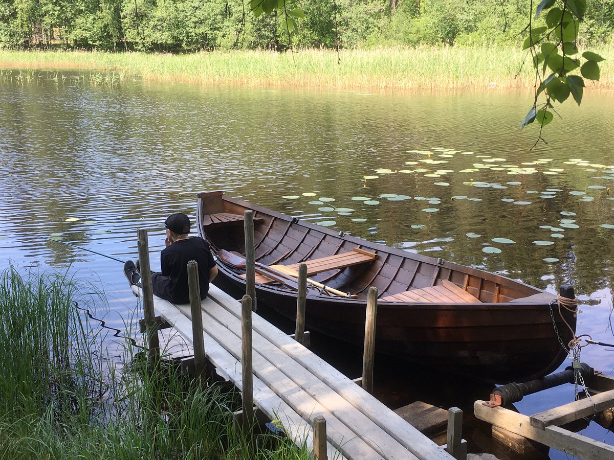 Kesäpäivänpysähys!? Kalenterin mukaan ylihuomisen keskiviikon kohilla - vaikka jo tänään, maanantaina, tuntui siltä. Ei liikkunut koho, ei tuulenvire, ei ajatuskaan onkilaiturilla: