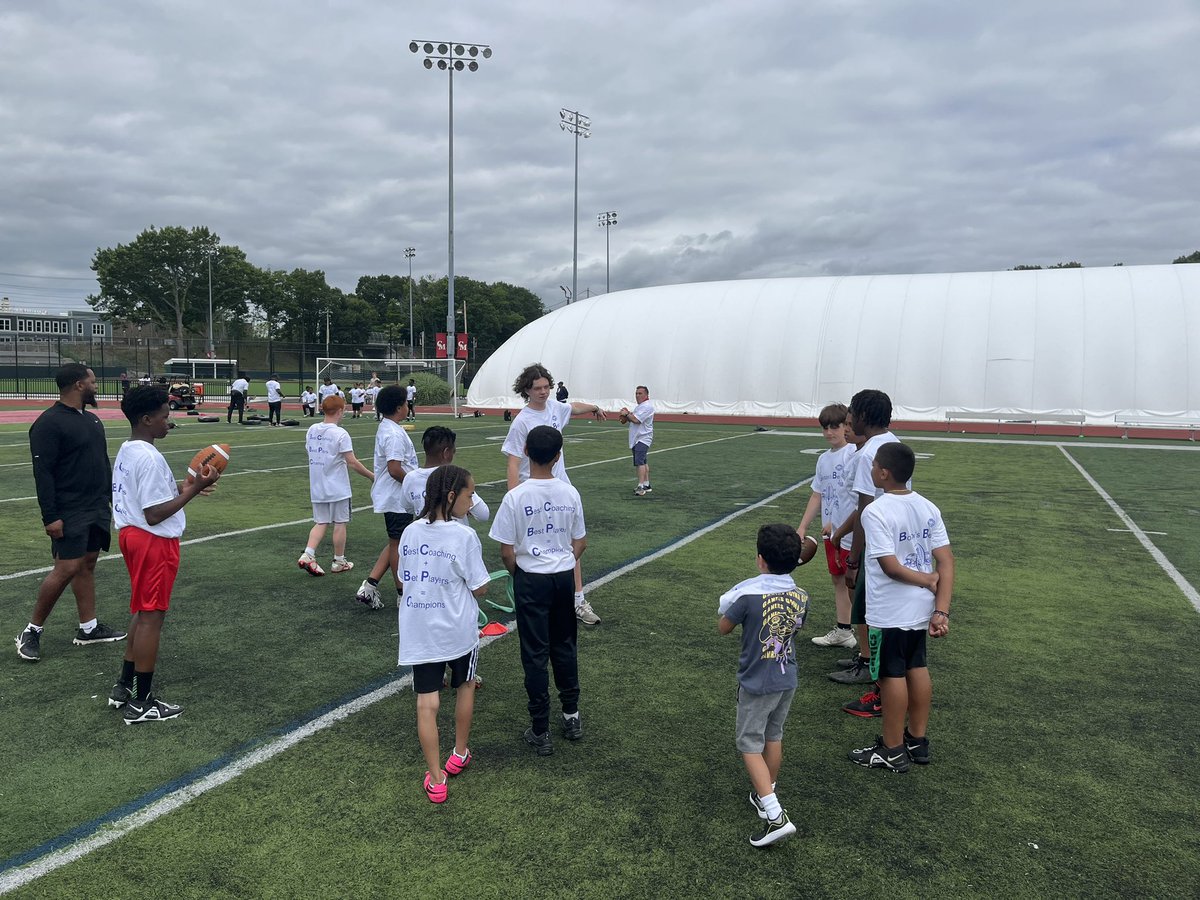 RonanManning5's tweet photo. Had a great day working with young qbs at Boston’s Best football clinic hosted by @DPWEagles &amp; @CatholicMem! Can’t wait for the next clinic. #quarterback #giveback #highschoolfootball #community #volunteer @ClipperAD https://t.co/5xTuEi9w73