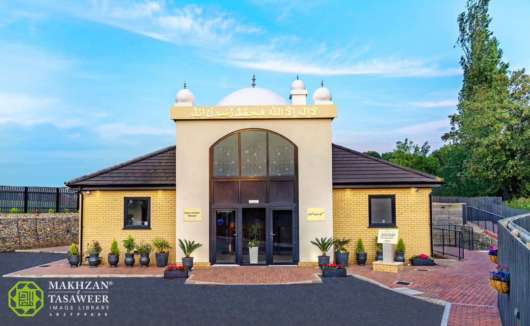 pressahmadiyya's tweet photo. PRESS RELEASE

World Head of Ahmadiyya Muslim Community opens new Mosque in Scunthorpe, England. 

“Muslims are taught that no effort should be spared in upholding the peace of society."

https://t.co/So5tiuyJsb https://t.co/dvZ8frntcn