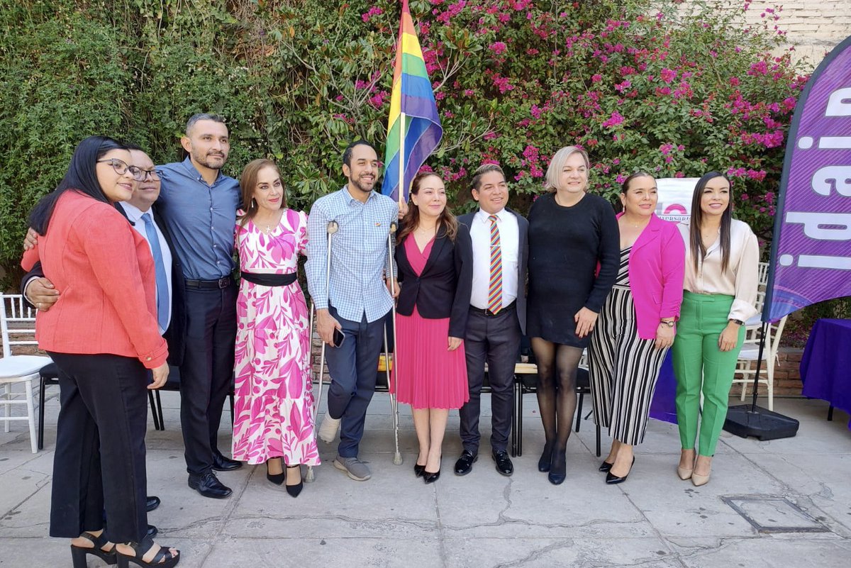 JesusAdrianR2's tweet photo. Hoy en el mes del orgullo, morena estuvo presente en la Sesión Solemne de la instalación de la bandera incluyente de la Comunidad LGBTTTIQ+ por parte IDAIP agradecemos la invitación a las comisionadas Paulina, Luz María y Alma ❤️🏳️‍🌈

#MorenaVa
#MesDelOrgullo https://t.co/06oeDH98Qx