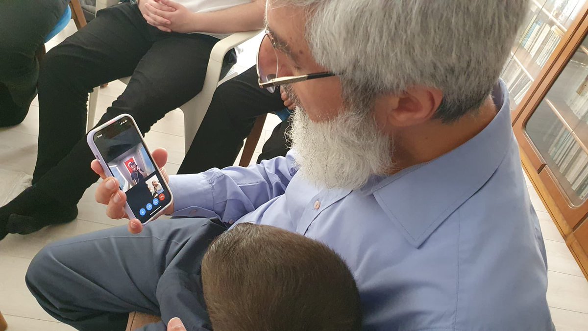 Eşim hocamıza”İyiki siz çıktınız,hareketimiz için sizin çıkmanız daha faydalı ve önemli,bu yüzden çok sevindim” dedi.
Hocamız ise; Hakime”Arkadaşlarımı tahliye etmezsen beni de tahliye etme” diyecektim.. yanıtını verdi.
Vefanın ve kardeşliğin en güzel örneğisin Kıymetli Hocam..