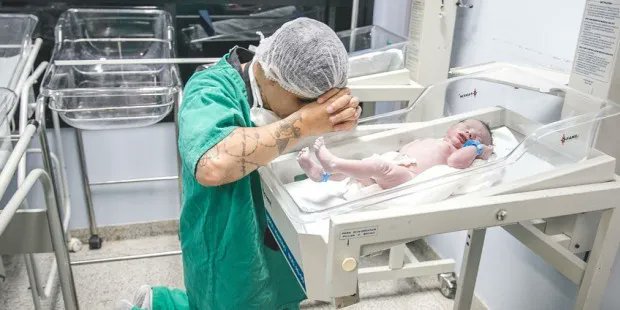 Image of New Father Praying Over His Newborn Baby Goes Viral buff.ly/2CuFroD