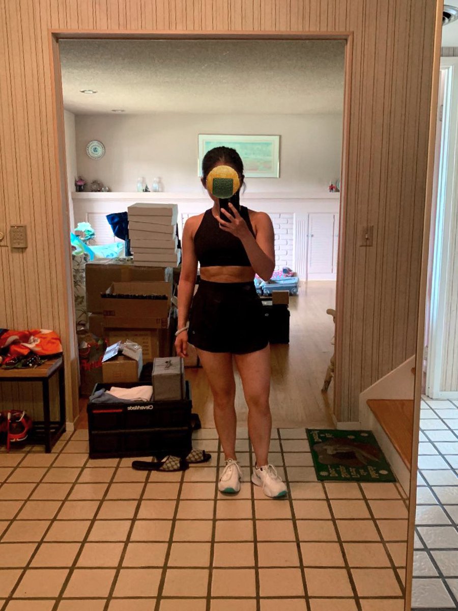 claudialawdraws's tweet photo. First new work out clothes in the past 3 years✨ https://t.co/pZj2k6b8bb
