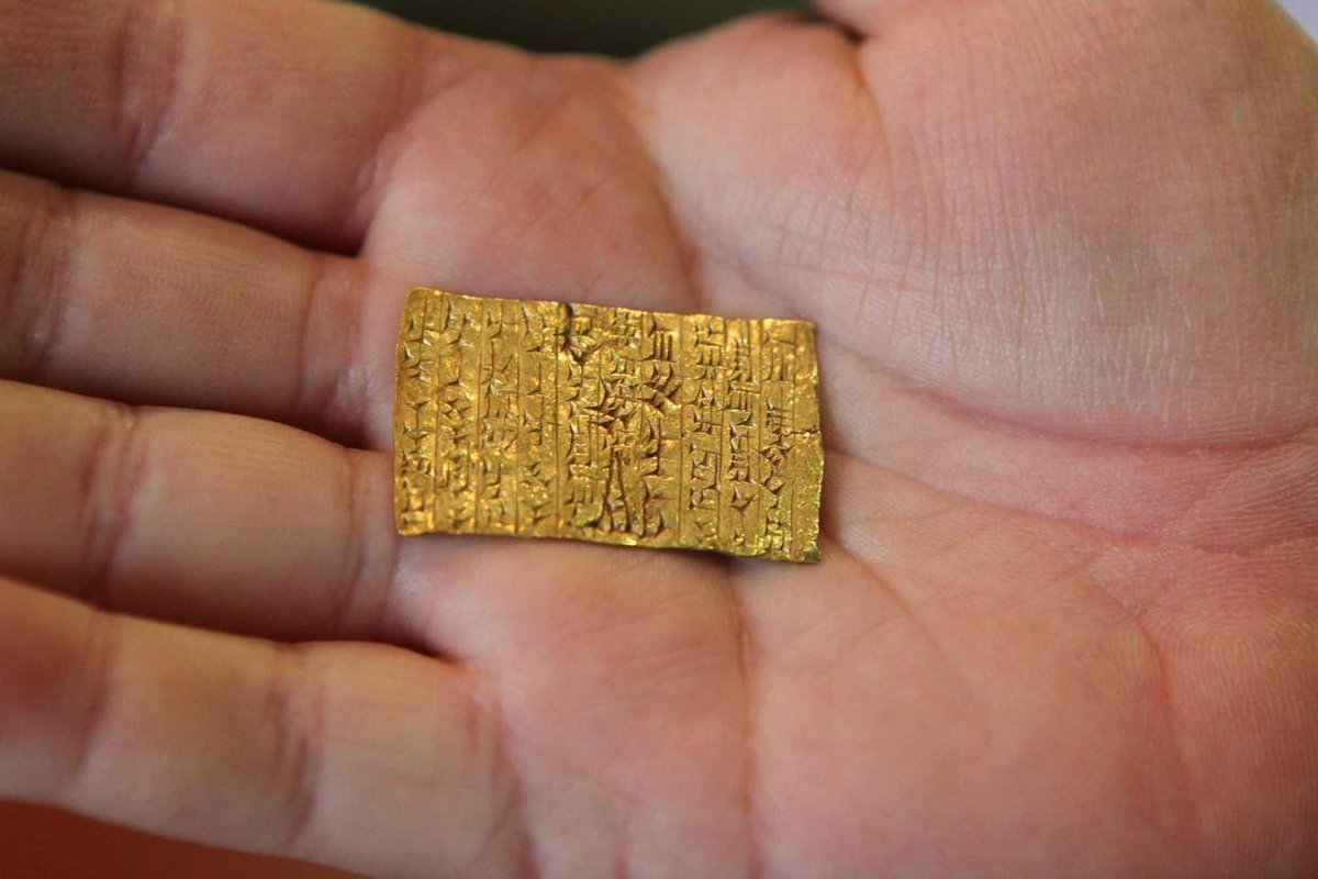 سبيكة ذهبية رقيقة وجدوها في معبد "عشتار" في العراق تعود لحضارة آشور، عمرها 3300 عام، وزنها 9.5 غرام،

 منقوش عليها باللغة المسمارية بشكل دقيق كلمات تمجّد ملك الآشوريين "توكولتي نينورتا" الذي وصفوا بأنه (ملك الكون) 

ويقال انها من اندر القطع الذهبية واندرها على الأطلاق حيث حضارة