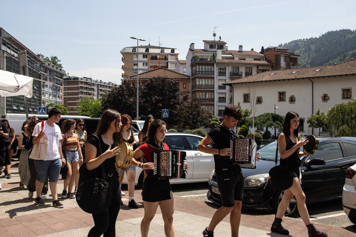 ❤️‍🔥Larunbatean elkarrekin altxatu eta dantzatu genuen Arrasaten.

Ikasturteko lana borobildu, hezkuntza sistemaz hausnartu eta eskaintza zabalaz gozatu genuen.

↪️Datorren ikasturtean indar berberarekin bueltatuko gara. 

Ikasle borrokaz, hezkuntza gure neurrira✊