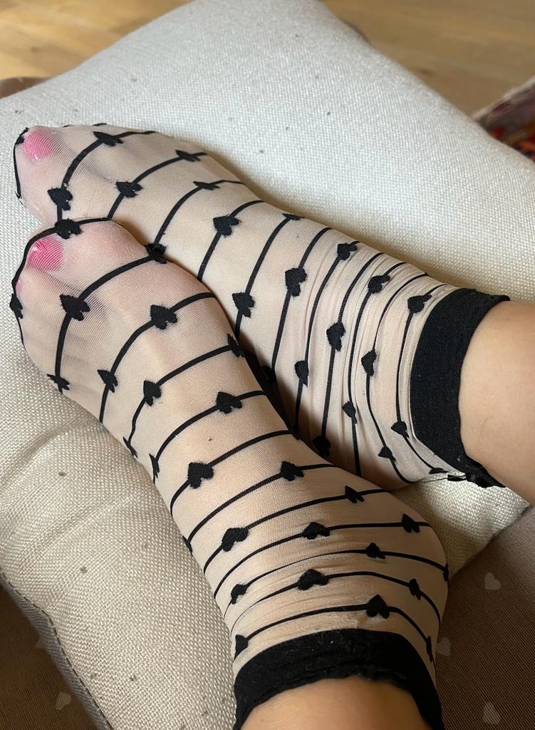 MsSensualChloe's tweet photo. Calze velate e pure puzzolenti...vorresti infilarci il naso sniffapiedi? 😂🖕👸🦶🤤🙇‍♂️

#feet #socks #queen #findom #moneyslave #fetish https://t.co/sMO10BbH00