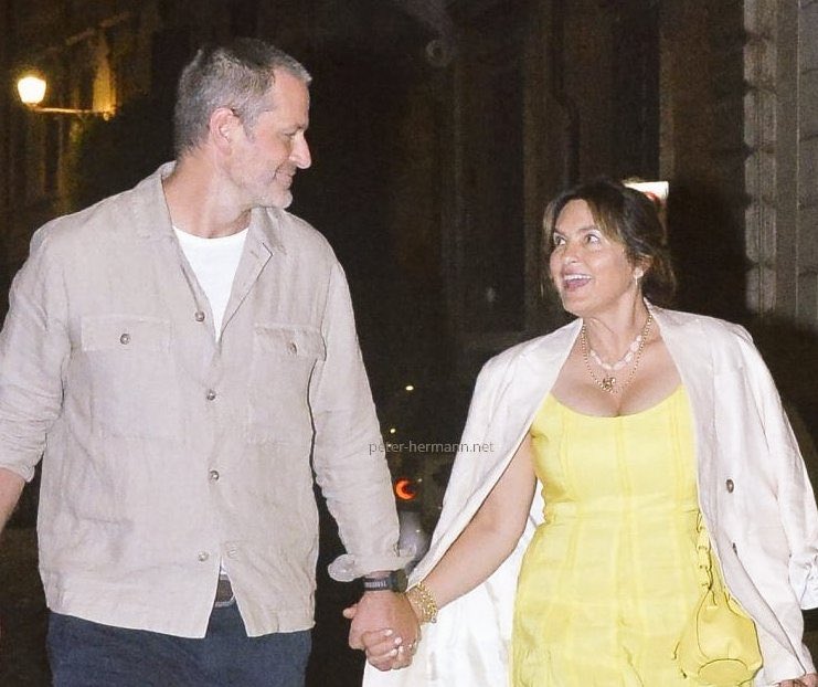 RebeccaHunsbe13's tweet photo. I'm not gonna lie I want new content of #Chriska so bad but #MariskaHargitay and her hubby #PeterHerman are freaking adorable love the dress the color 🙂❤️ https://t.co/owme8hGYGw