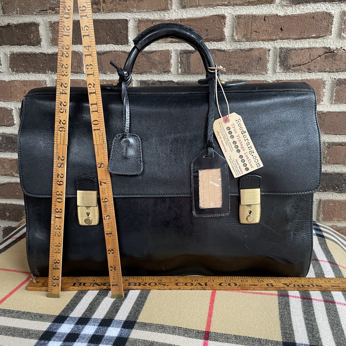 Real_Reederang's tweet photo. RARE VINTAGE 1980s BLACK T. ANTHONY LEATHER MACBOOK LUXURY BRIEFCASE BAG R$2250

https://t.co/ypTCOYFpKX

#Reederang #VintageLeather #1980s #Briefcase #LaptopCase #Retro #TrueVintage #PureVintage #Beautiful #VintageBriefcase #VintageAttache #MacBook  #tanthony #TAnthony #Handmade https://t.co/3cgwCuAazl