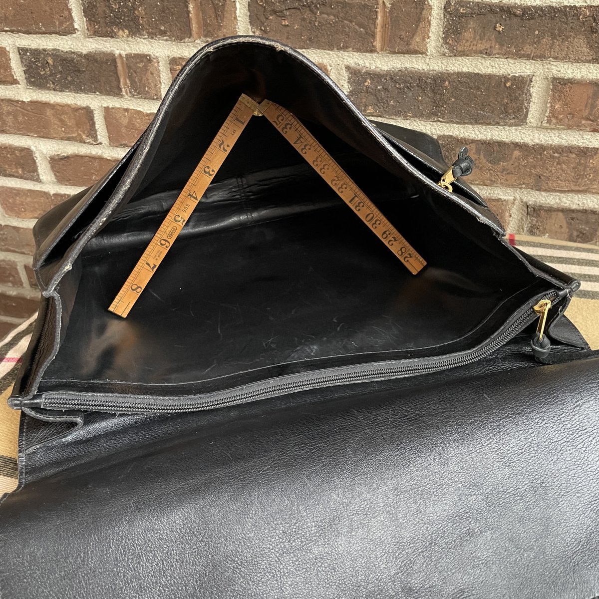Real_Reederang's tweet photo. RARE VINTAGE 1980s BLACK T. ANTHONY LEATHER MACBOOK LUXURY BRIEFCASE BAG R$2250

https://t.co/ypTCOYFpKX

#Reederang #VintageLeather #1980s #Briefcase #LaptopCase #Retro #TrueVintage #PureVintage #Beautiful #VintageBriefcase #VintageAttache #MacBook  #tanthony #TAnthony #Handmade https://t.co/3cgwCuAazl