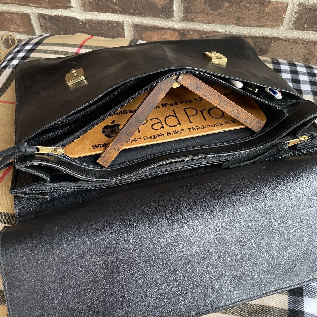 Real_Reederang's tweet photo. RARE VINTAGE 1980s BLACK T. ANTHONY LEATHER MACBOOK LUXURY BRIEFCASE BAG R$2250

https://t.co/ypTCOYFpKX

#Reederang #VintageLeather #1980s #Briefcase #LaptopCase #Retro #TrueVintage #PureVintage #Beautiful #VintageBriefcase #VintageAttache #MacBook  #tanthony #TAnthony #Handmade https://t.co/3cgwCuAazl
