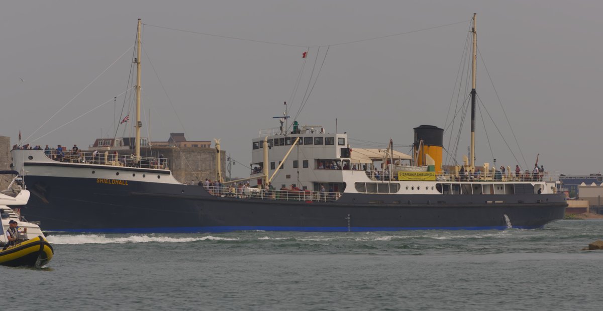 I__J__W's tweet photo. Some classics on the the Solent @Shieldhall , Yacht Atlantic, didn't get the name of the other one #classicyachts #boatlife #solent #sailing #photography https://t.co/za7qIXZAuJ