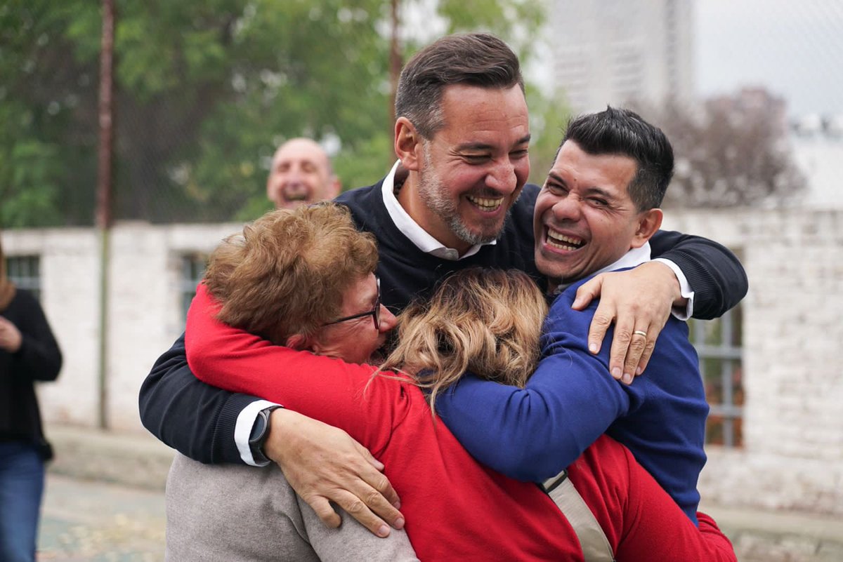 miguelsiciliano's tweet photo. 😍SE ARMO LA PEÑA EN PROVIDENCIA🙌

👉Invitados por su centro vecinal, llegamos a la seccional 9na para recorrer su feria, charlar con sus vecin@s y probar un locro que estaba riquísimo!🙌

👉Que lindo ver la comunidad toda unida!seguiremos trabajando juntos! Es por acá!😍 https://t.co/R2OMF7vzL8