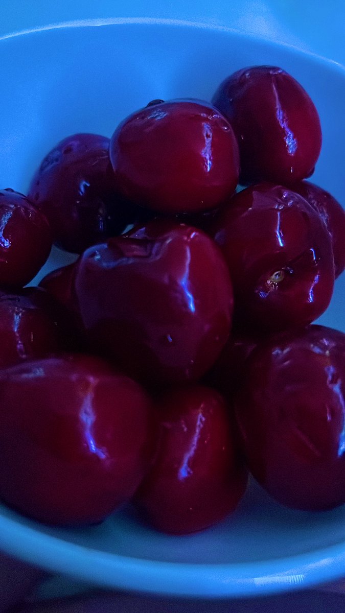 Bebaa05's tweet photo. Si la mami de @ma_silvestre dice que hay que comer fruta. Pues se comen cerezas.. 🍒😏🥰. 

@lavecinarubia #Dramachat https://t.co/MKrkjtVd7w
