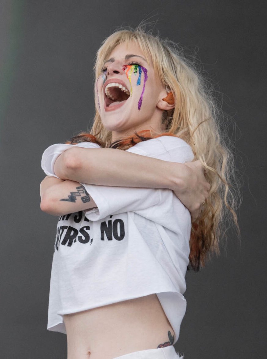 YELYAHPOI's tweet photo. hayley wearing a vintage ‘Gays, Yes; Contras, No’ shirt from 1986 at Bonnaroo yesterday https://t.co/NZsX1VaEWt
