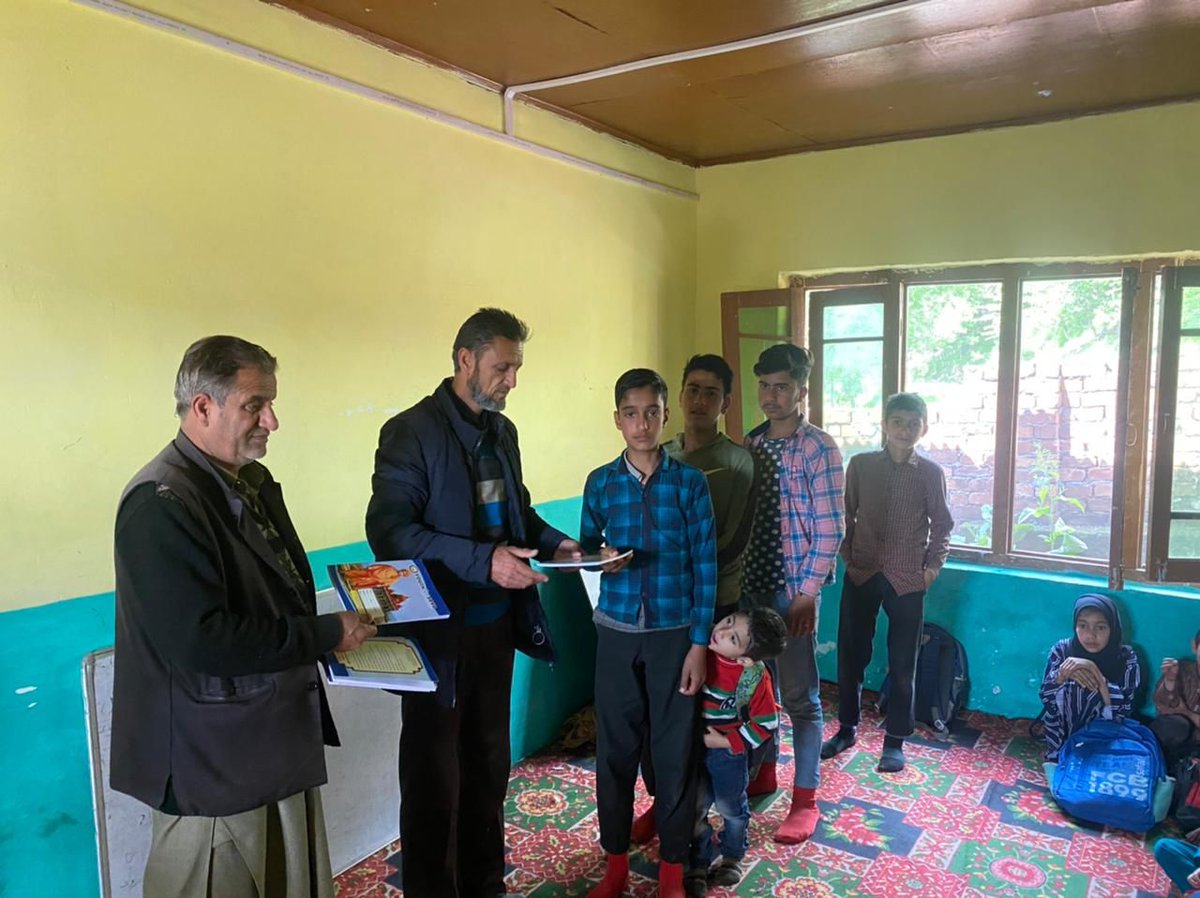 KarmaKonnect's tweet photo. #ProjectUpdate We have extended our support to the school children at the Govt. School in Uri, J&amp;K, by providing them with essential stationery supplies. Join us in bringing hope to these children from remote regions by making a donation today: https://t.co/u9YfxBzOzf
#goodkarma https://t.co/XlAlkgYTcf