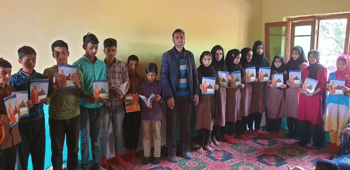 KarmaKonnect's tweet photo. #ProjectUpdate We have extended our support to the school children at the Govt. School in Uri, J&amp;K, by providing them with essential stationery supplies. Join us in bringing hope to these children from remote regions by making a donation today: https://t.co/u9YfxBzOzf
#goodkarma https://t.co/XlAlkgYTcf