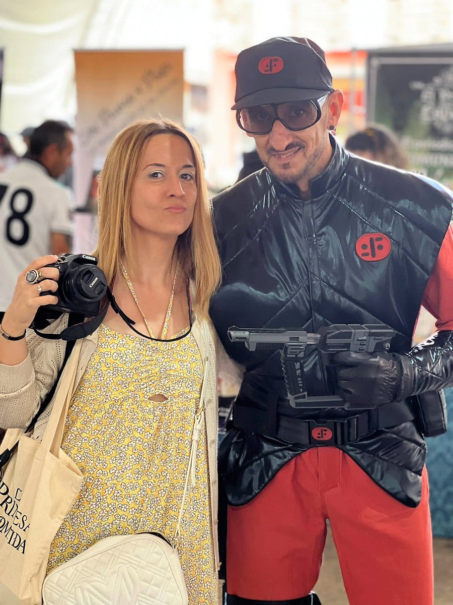 maica_rivera's tweet photo. Me iba a invitar a merendar🐭, ¡pero descubrió que soy de La Resistencia!✌️
🔙 Esto ocurrió el año pasado #FestivaldeFantasíadeFuenlabrada
🔜 ¡Prepárandonos para las sorpresas de la nueva edición! 23, 24 y 25 #junio
🗒 https://t.co/dFHIHTHIRi
#GalaxiaViva #FFF #FFF9 https://t.co/KVzm0jvwBO