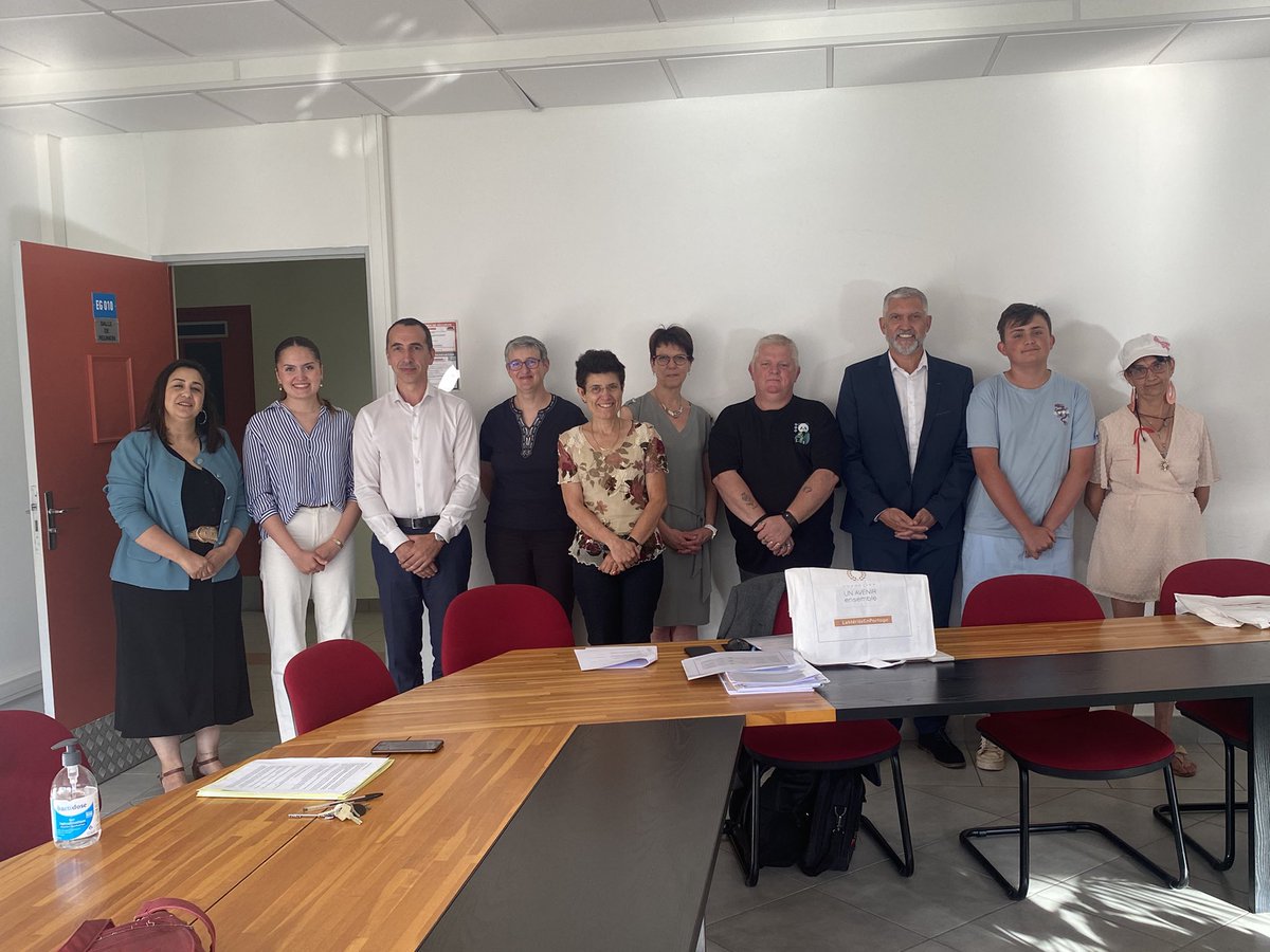 Signature d’une convention de parrainage <a href="/lycee_pergaud/">lycee.pergaud</a> et « Fondation un Avenir ensemble » pour donner un coup de pouce ! <a href="/FondationUAE/">Fondation Un Avenir Ensemble</a> #egalitedeschances 
#honneur #merite <a href="/acbesancon/">Académie de Besançon</a> <a href="/NathalieAlber15/">Nathalie Albert-Moretti</a> <a href="/DSDEN25/">DSDEN 25</a>