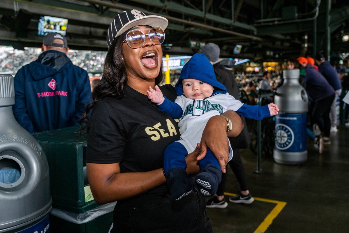 On Saturday, our Pop Culture Queen @besagordon tapped in at the @mariners game for their annual Salute to the #NegroLeagues. While there, she linked up with our @CirclingSports family member @bel_css and Mariners legend Mike Cameron before heading down to the field and checking…
