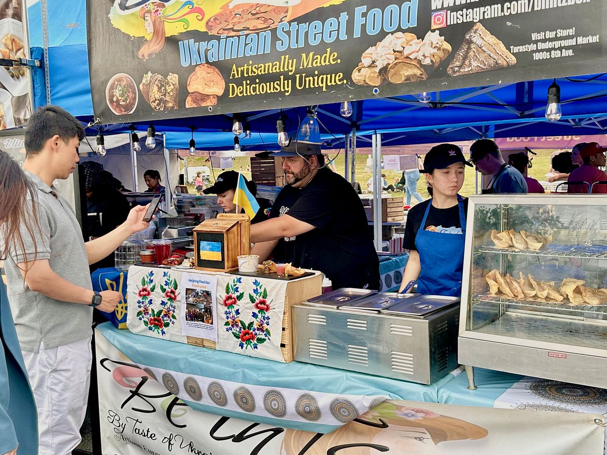 UNHCRUSA's tweet photo. 🌃 Thank you @QnsNightMarket, its delicious vendors and the #NewYorkCity community who came out to support refugees for #WorldRefugeeDay! https://t.co/KV0O0aisxF