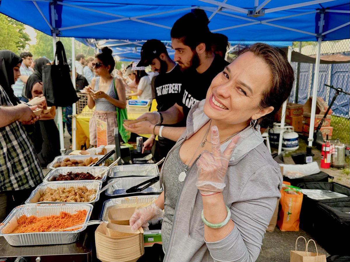 🌃 Thank you <a href="/QnsNightMarket/">Queens Night Market</a>, its delicious vendors and the #NewYorkCity community who came out to support refugees for #WorldRefugeeDay!