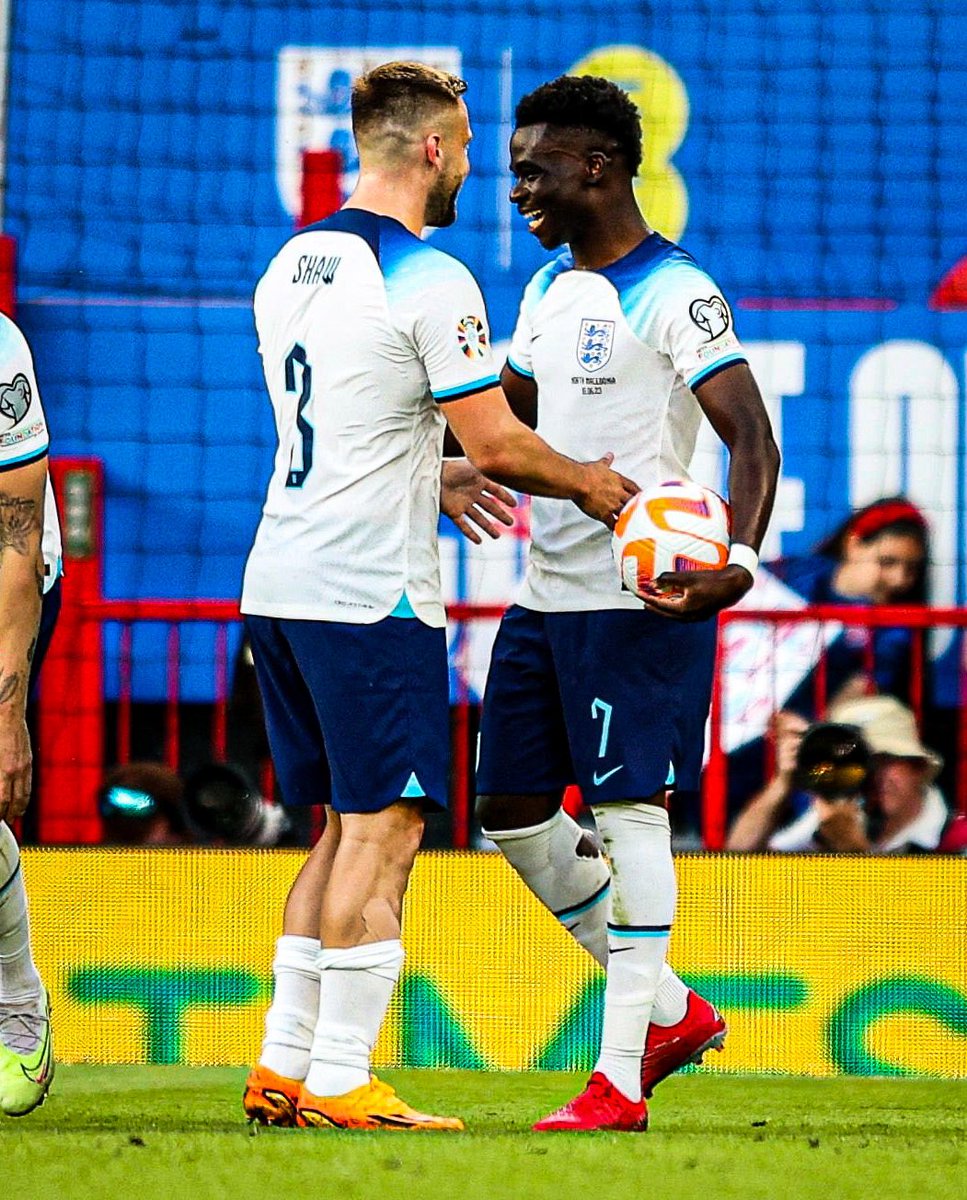 Shaw celebrates with Saka after his hattrick 👏🏼