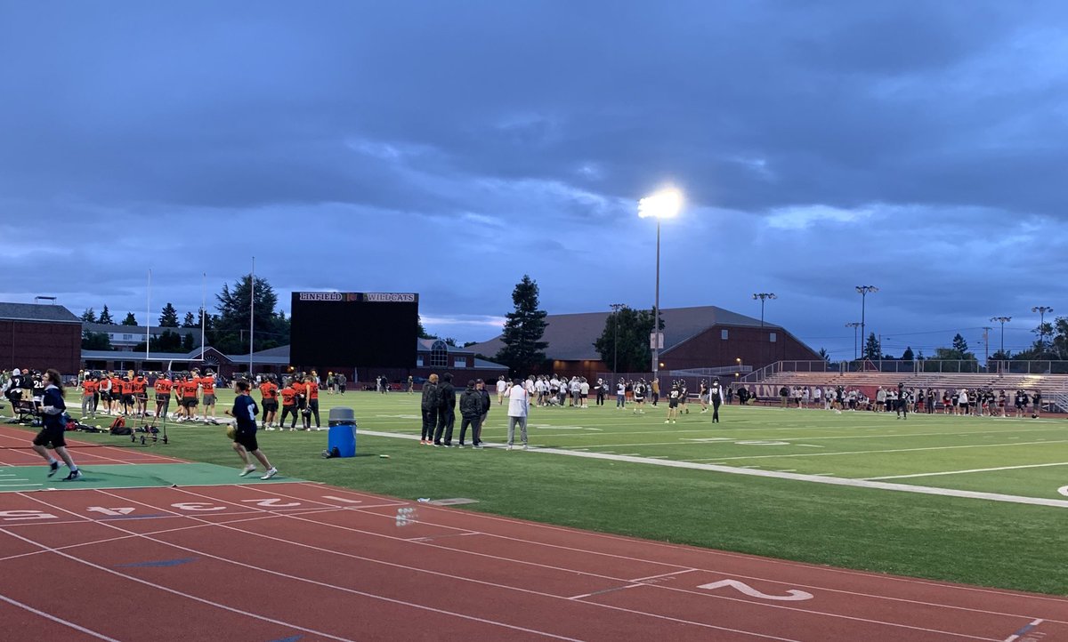 Always a great time getting to work with some amazing athletes at the @LinfieldFB team camp! Over 1000 students athletes! 

Always a blessing being back and being reminded of the culture of excellence that exists here in little old McMinnville Oregon. 🙌🏼 

#RollCats #TEAC