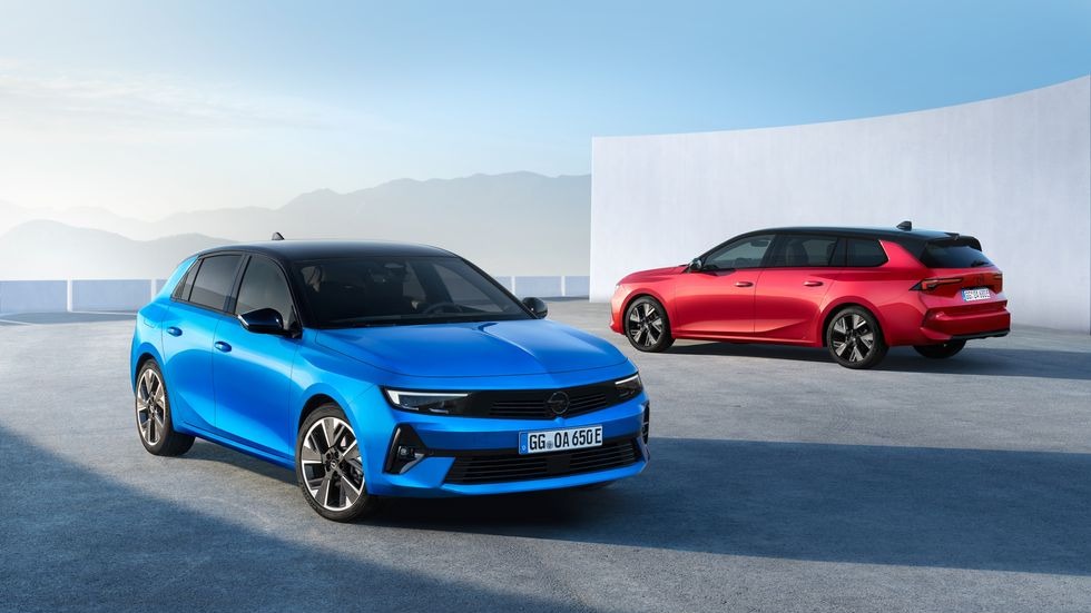 car_and_driver's tweet photo. 🚨 ¡Probamos el Opel Astra Electric! ⚡

📸 Responde a la agilidad que se le exige en aceleración y aporta esa sensación de calidad que pedíamos, además de su mejora en consumo. #OpelAstraElectric https://t.co/j8yw6owQxa