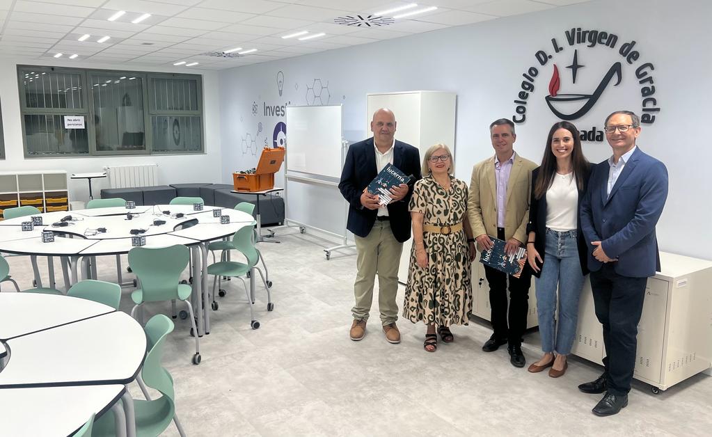 C_ESCOLAR_AND's tweet photo. Hoy visita al Colegio Virgen de Gracia, con un enfoque pedagógico inspirado en Montessori. De Infantil a Secundaria trabajan un proyecto todo el año, con materiales propios y el libro como referencia. En clase, ausencia de mesa de profesor y agrupación de alumn@s en rincones.👨‍🎓👩‍🏫 https://t.co/Pb0QlBfs2Y